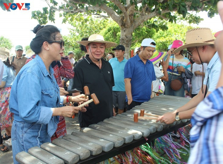 Les visiteurs se réjouissent de découvrir et de jouer le lithophone. Photo : H Xiu/VOV. Les visiteurs se réjouissent de découvrir et de jouer le lithophone. Photo : H Xiu/VOV.