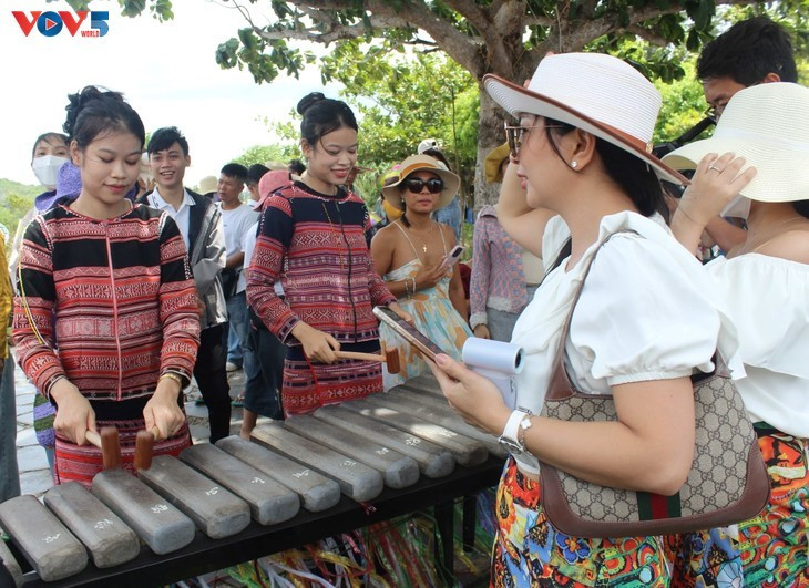 De jeunes musiciennes contribuent à faire connaître le lithophone au visiteurs. Photo : H Xíu/VOV. De jeunes musiciennes contribuent à faire connaître le lithophone au visiteurs. Photo : H Xíu/VOV.