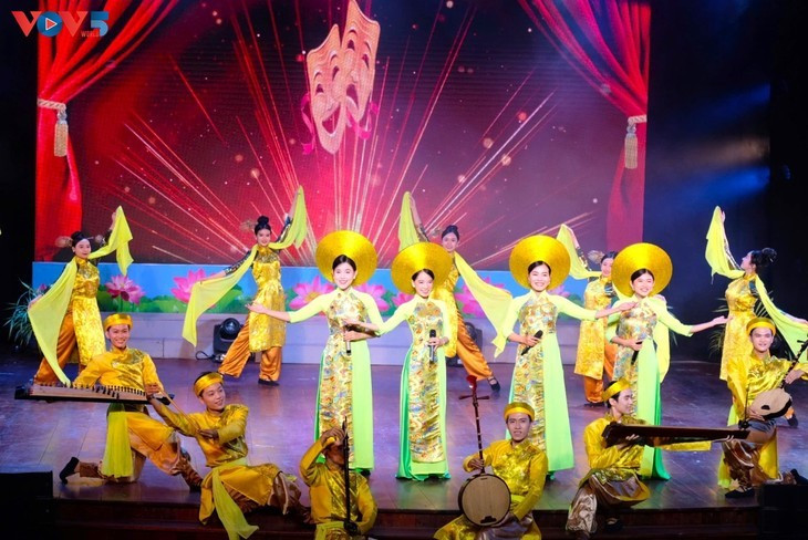 Un spectacle de cai luong. Photo: VOV Un spectacle de cai luong. Photo: VOV