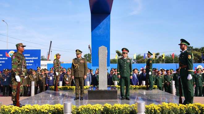 Les deux ministres vietnamien et cambodgien de la Défense assistent à une patrouille commune des forces frontalières.