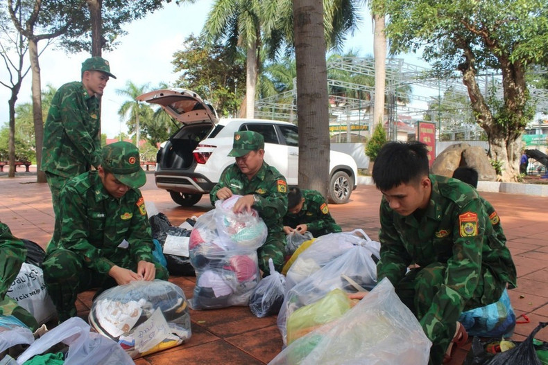 Dans les communes d’O Loan, Tuy An Nam et Tuy An Dong, le poste de garde-frontière d’An Hai a mobilisé ses officiers et soldats, en coordination avec les forces policières er militaires locales, pour distribuer 25 tonnes de biens de première nécessité aux villages sinistrés. Photo : VNA