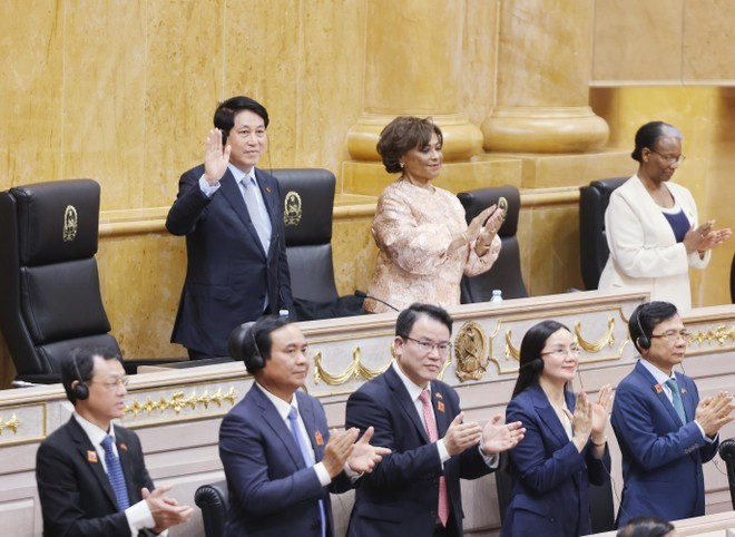 Le président Luong Cuong (saluant de la main) lors de la séance plénière de l’Assemblée nationale angolaise, le 7 août. Photo : VNA Le président Luong Cuong (saluant de la main) lors de la séance plénière de l’Assemblée nationale angolaise, le 7 août. Photo : VNA