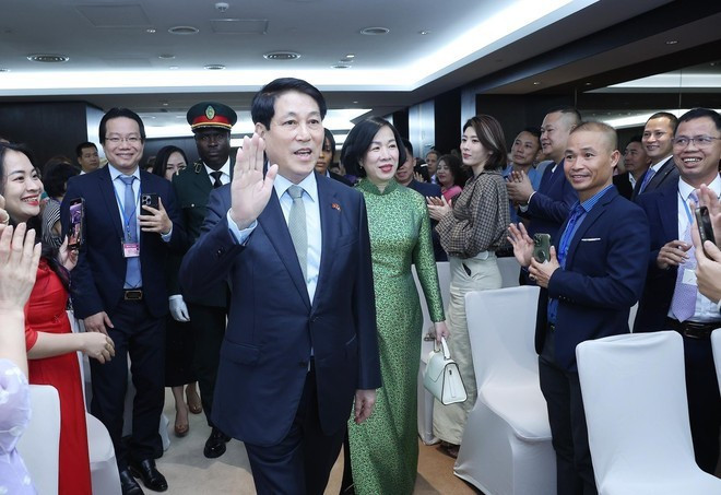 Le président Luong Cuong et son épouse rencontrent le personnel de l'ambassade du Vietnam et des représentants de la communauté vietnamienne en Angola, le 7 août. Photo : VNA Le président Luong Cuong et son épouse rencontrent le personnel de l'ambassade du Vietnam et des représentants de la communauté vietnamienne en Angola, le 7 août. Photo : VNA