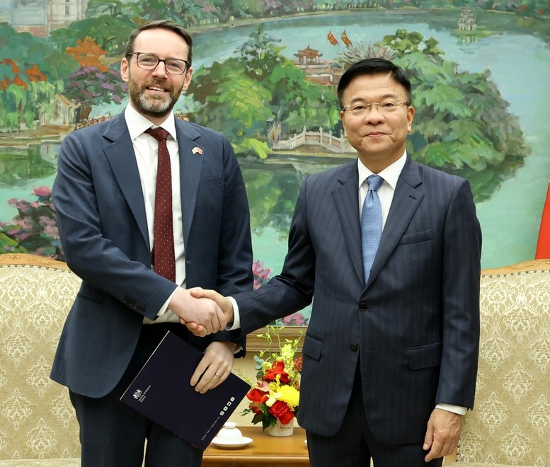 Le vice-Premier ministre vietnamien Le Thanh Long (à droite) et l'ambassadeur britannique Iain Frew, le 7 août à Hanoï. Photo : baochinhphu.vn long.jpg