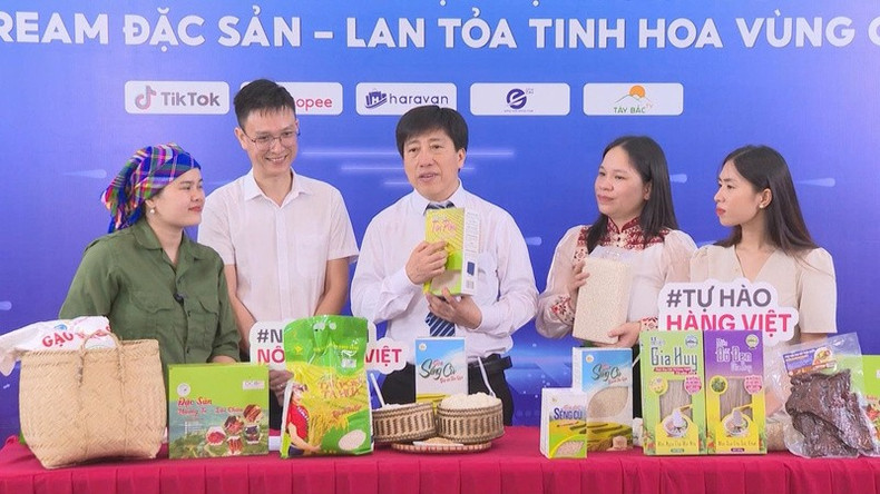Ces derniers temps, les autorités de Lai Chau ont mobilisé toutes les ressources disponibles afin de promouvoir la vente des produits OCOP sur les plateformes de commerce électronique. Photo : congthuong. lc.jpg