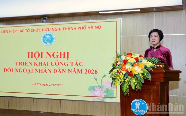 La vice-présidente permanente de l’UOAV de Hanoï, Tran Thi Phuong, présente le bilan des activités de l'organisation en 2025. Photo : NDEL