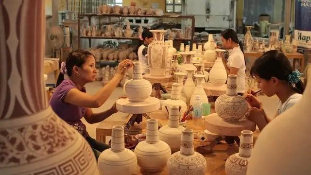 Dans un atelier de poterie du village de Bat Tràng (Hanoï). Photo: vneconomy.vn bat.jpg
