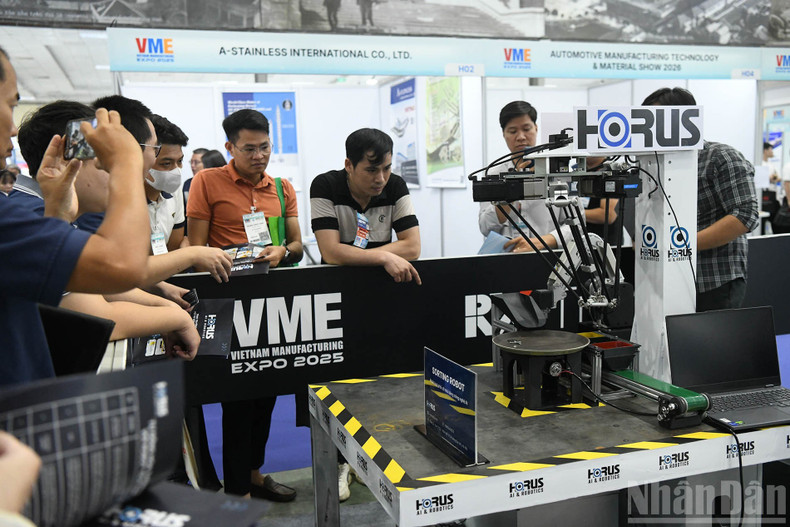 Les expositions présentent une variété de robots industriels et des équipements nécessaires dans l'industrie de haute technologie. Photo : NDEL. Les expositions présentent une variété de robots industriels et des équipements nécessaires dans l'industrie de haute technologie. Photo : NDEL.