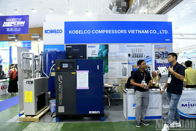 Selon le ministère de l'Industrie et du Commerce, bien que les entreprises vietnamiennes opérant dans le domaine des industries auxiliaires soient nombreuses, le taux de localisation n'est que d'environ 10 %, principalement dans les secteurs de l'ingénierie mécanique, des composants électroniques, de l'automobile et du textile. Cela témoigne de l'urgence d'améliorer les capacités technologiques et de développer les liens de production nationale. Photo : NDEL. Selon le ministère de l'Industrie et du Commerce, bien que les entreprises vietnamiennes opérant dans le domaine des industries auxiliaires soient nombreuses, le taux de localisation n'est que d'environ 10 %, principalement dans les secteurs de l'ingénierie mécanique, des composants électroniques, de l'automobile et du textile. Cela témoigne de l'urgence d'améliorer les capacités technologiques et de développer les liens de production nationale. Photo : NDEL.