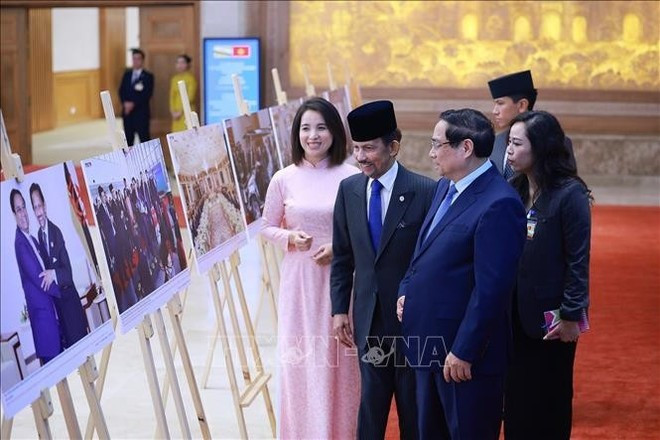 Le Premier ministre Pham Minh Chinh et le sultan de Brunei Darussalam, Haji Hassanal Bolkiah, visitent une exposition sur les relations Vietnam-Brunei. Photo: VNA