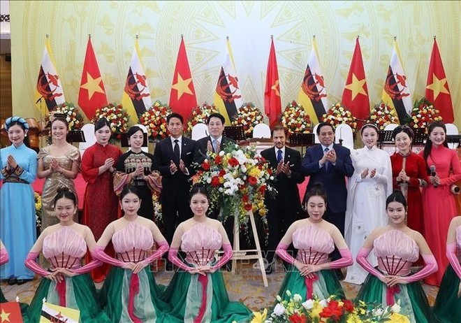 Le président vietnamien Luong Cuong, le Premier ministre Pham Minh Chinh, le sultan de Brunei Darussalam Haji Hassanal Bolkiah et le prince Abdul Mateen de Brunei, lors de l&apos;événement. Photo: VNA
