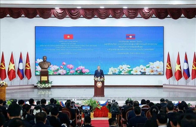 Le secrétaire général To Lam prononce un discours de politique générale à l’Académie nationale de politique et d’administration du Laos, dans l’après-midi du 1ᵉʳ décembre 2025. Photo : VNA