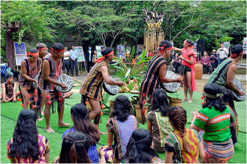 Les danses folkloriques puisent leurs origines dans les activités quotidiennes et les relations sociales de chaque communauté dont elles traduisent la créativité et l’esthétique. Elles portent ainsi l’identité culturelle de la communauté, mais aussi les caractéristiques culturelles de la région concernée. Photo : NDEL Les danses folkloriques puisent leurs origines dans les activités quotidiennes et les relations sociales de chaque communauté dont elles traduisent la créativité et l’esthétique. Elles portent ainsi l’identité culturelle de la communauté, mais aussi les caractéristiques culturelles de la région concernée. Photo : NDEL