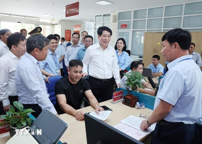 Le président Luong Cuong inspecte le fonctionnement du Centre des services administratifs publics de la commune de Quang Hà. Photo : VNA. Le président Luong Cuong inspecte le fonctionnement du Centre des services administratifs publics de la commune de Quang Hà. Photo : VNA.