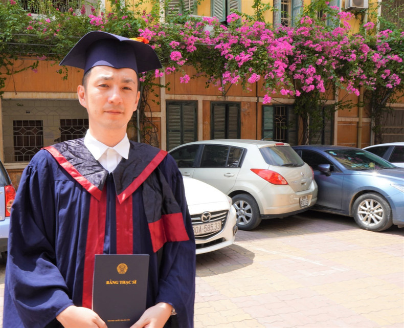 Kaneya Manabu a obtenu son diplôme de master en études vietnamiennes à l’Université des Sciences sociales et humaines, en juillet 2020. Photo : thoidai.vn