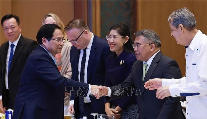 Le Premier ministre Pham Minh Chinh avec les délégués lors de la cérémonie d’annonce de la création du Comité national de l’APEC 2027. Photo : VNA Le Premier ministre Pham Minh Chinh avec les délégués lors de la cérémonie d’annonce de la création du Comité national de l’APEC 2027. Photo : VNA
