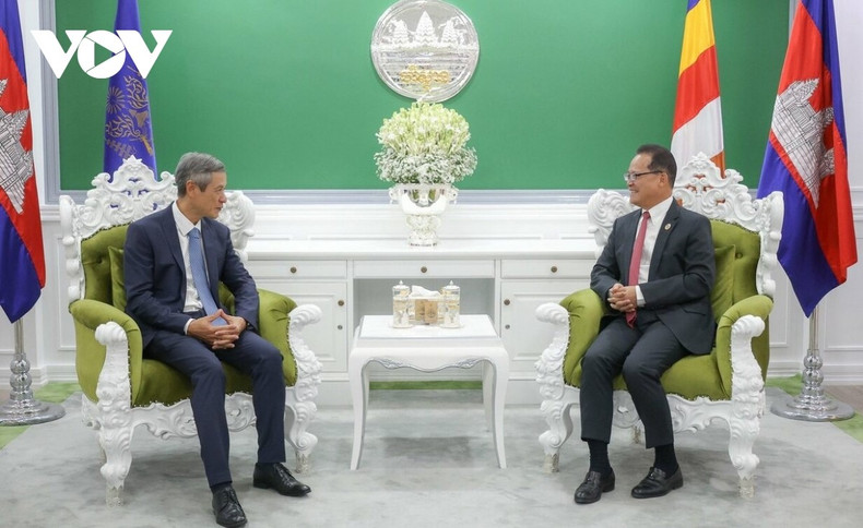 L’ambassadeur du Vietnam au Cambodge, Nguyen Minh Vu (à gauche), et le docteur Eang Sophallet, ministre cambodgien de l’Environnement, le 16 septembre à Phnom Penh. Photo : VOV L’ambassadeur du Vietnam au Cambodge, Nguyen Minh Vu (à gauche), et le docteur Eang Sophallet, ministre cambodgien de l’Environnement, le 16 septembre à Phnom Penh. Photo : VOV
