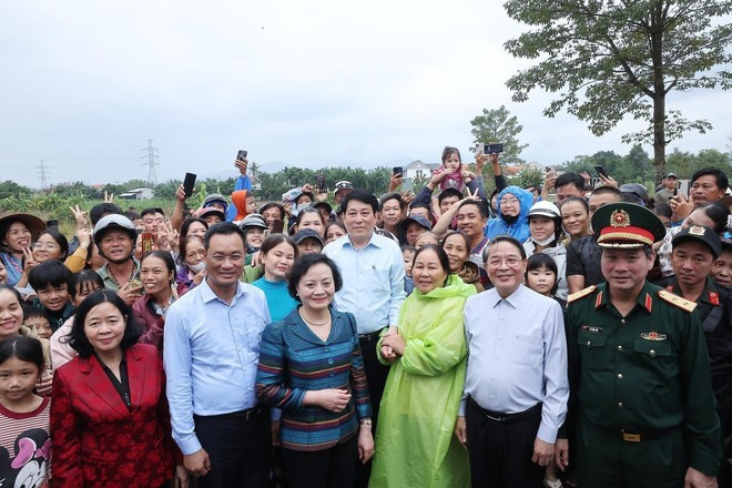 Le président Luong Cuong et des habitants de Go Noi. Photo: VNA