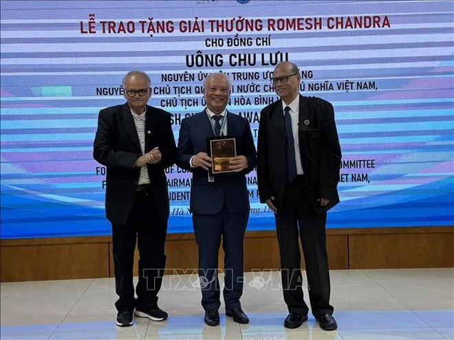 Uông Chu Luu, ancien vice-président de l’Assemblée nationale (milieu) reçoit le Prix Romesh Chandra. Photo: VNA