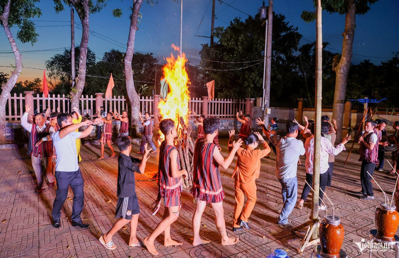 La maison de la culture de Bau Chinh ne se limite pas à la préservation du patrimoine culturel des Cho Ro, elle est aussi un lieu d'organisation des échanges sportifs et d’arts populaires. Photo : vietnamnet.vn La maison de la culture de Bau Chinh ne se limite pas à la préservation du patrimoine culturel des Cho Ro, elle est aussi un lieu d'organisation des échanges sportifs et d’arts populaires. Photo : vietnamnet.vn