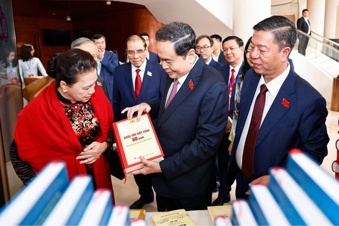 Le président de l&apos;Assemblée nationale, Trân Thanh Mân, et des délégués visitent l&apos;exposition de livres et de photos de la Maison d&apos;édition Politique nationale - Vérité lors de la cérémonie commémorative. Photo: VNA