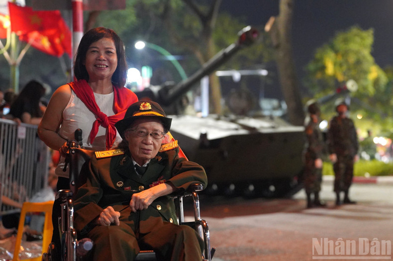 L’ancienne combattante Trinh To Hop et sa petite-fille Dang Mai Hong. Photo : NDEL L’ancienne combattante Trinh To Hop et sa petite-fille Dang Mai Hong. Photo : NDEL