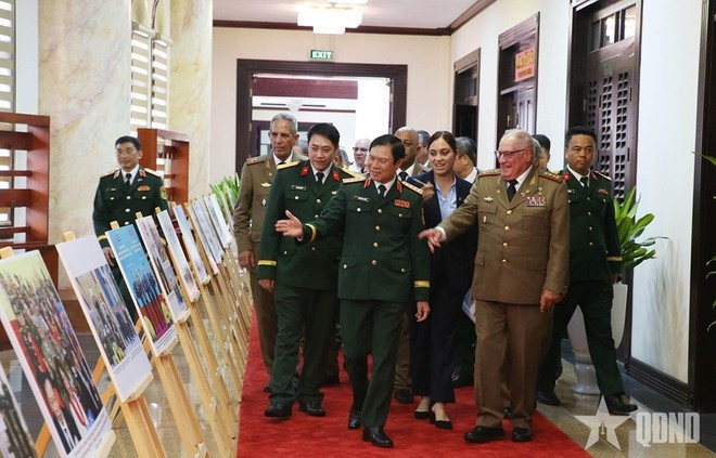 Le vice-ministre de la Défense Nguyên Tân Cuong et le ministre des Forces armées révolutionnaires de Cuba Álvaro López Miera, visitant une exposition, à Hanoi, le 3 septembre. Photo : qdnd.vn Le vice-ministre de la Défense Nguyên Tân Cuong et le ministre des Forces armées révolutionnaires de Cuba Álvaro López Miera, visitant une exposition, à Hanoi, le 3 septembre. Photo : qdnd.vn