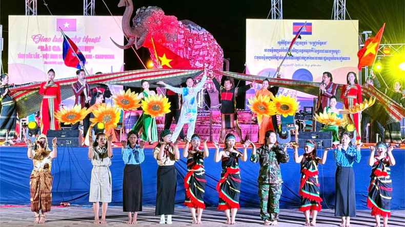 Le programme vise à louer l’amitié traditionnelle, la solidarité durable et la coopération intégrale entre le Vietnam et le Cambodge, ainsi que les liens étroits et fraternels unissant les provinces de Dak Lak et de Mondulkiri. Photo : NDEL