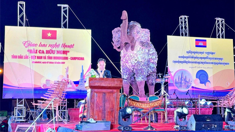 Selon Le Phuc Long, vice-directeur du service de la Culture, des Sports et du Tourisme de la province vietnamienne de Dak Lak, le programme est une opportunité de présenter et de promouvoir la richesse culturelle et humaine de chaque pays, ainsi que de renforcer les liens affectifs, de consolider la confiance et la compréhension mutuelle entre les populations des provinces de Dak Lak et de Mondulkiri. Photo : NDEL