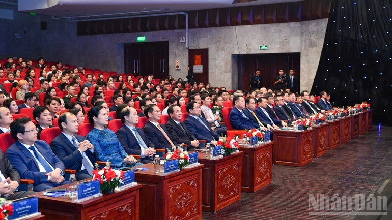 Le Premier ministre Pham Minh Chinh et des délégués lors de l&apos;événement. Photo : NDEL