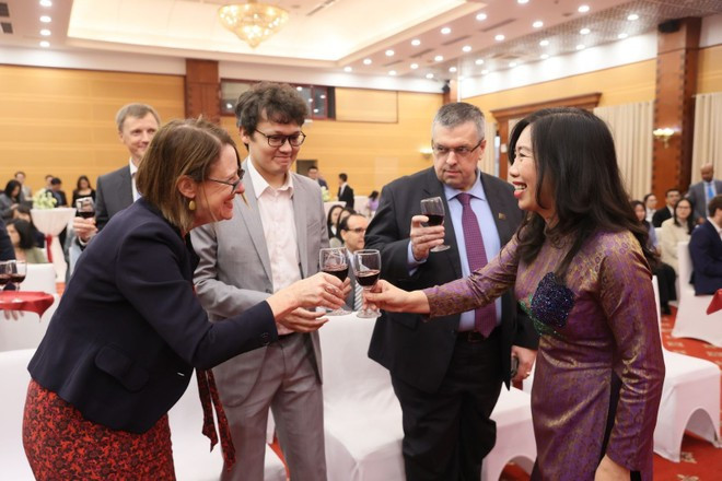 La vice-ministre des Affaires étrangères, Lê Thi Thu Hang, et des délégués. Photo: VNA