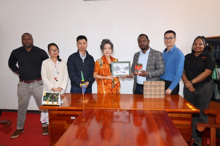 Lors de la rencontre entre l’ambassadrice du Vietnam en Tanzanie, Vu Thanh Huyen, et le chef du district de Lushoto. Photo : Ambassade du Vietnam en Tanzanie. Lors de la rencontre entre l’ambassadrice du Vietnam en Tanzanie, Vu Thanh Huyen, et le chef du district de Lushoto. Photo : Ambassade du Vietnam en Tanzanie.