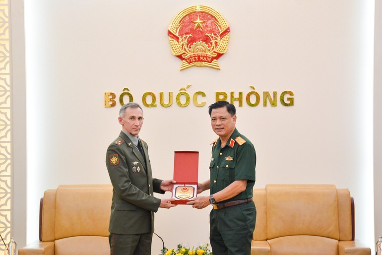 Le général de corps d’armée Nguyen Truong Thang (à droite) remet un cadeau de souvenir au colonel Belosludtsev Sergey Vladimirovich. Photo : NDEL Le général de corps d’armée Nguyen Truong Thang (à droite) remet un cadeau de souvenir au colonel Belosludtsev Sergey Vladimirovich. Photo : NDEL