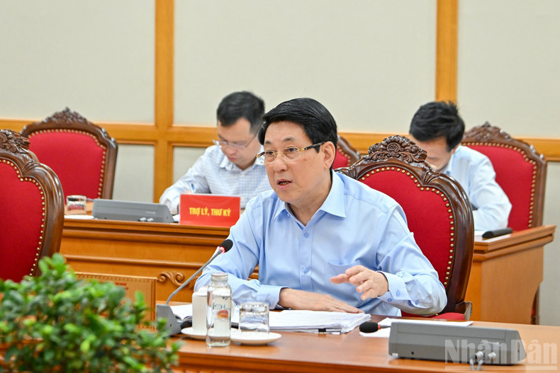 Le président Luong Cuong souligne la nécessité pour la province de Cao Bang de valoriser les atouts du tourisme historique et culturel, de mettre en valeur l’identité des communautés ethniques, de développer l’économie frontalière et l’économie forestière. Photo : NDEL