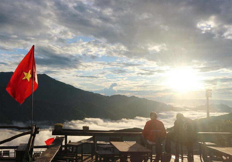 Ce qui distingue Ta Xua des autres destinations de montagne, c’est son panorama unique, souvent comparé à un paradis terrestre. Les vagues de nuages qui glissent sur les montagnes au lever du jour créent un spectacle à couper le souffle, offrant aux visiteurs une expérience rare et magique. Photo : Thao Coffee