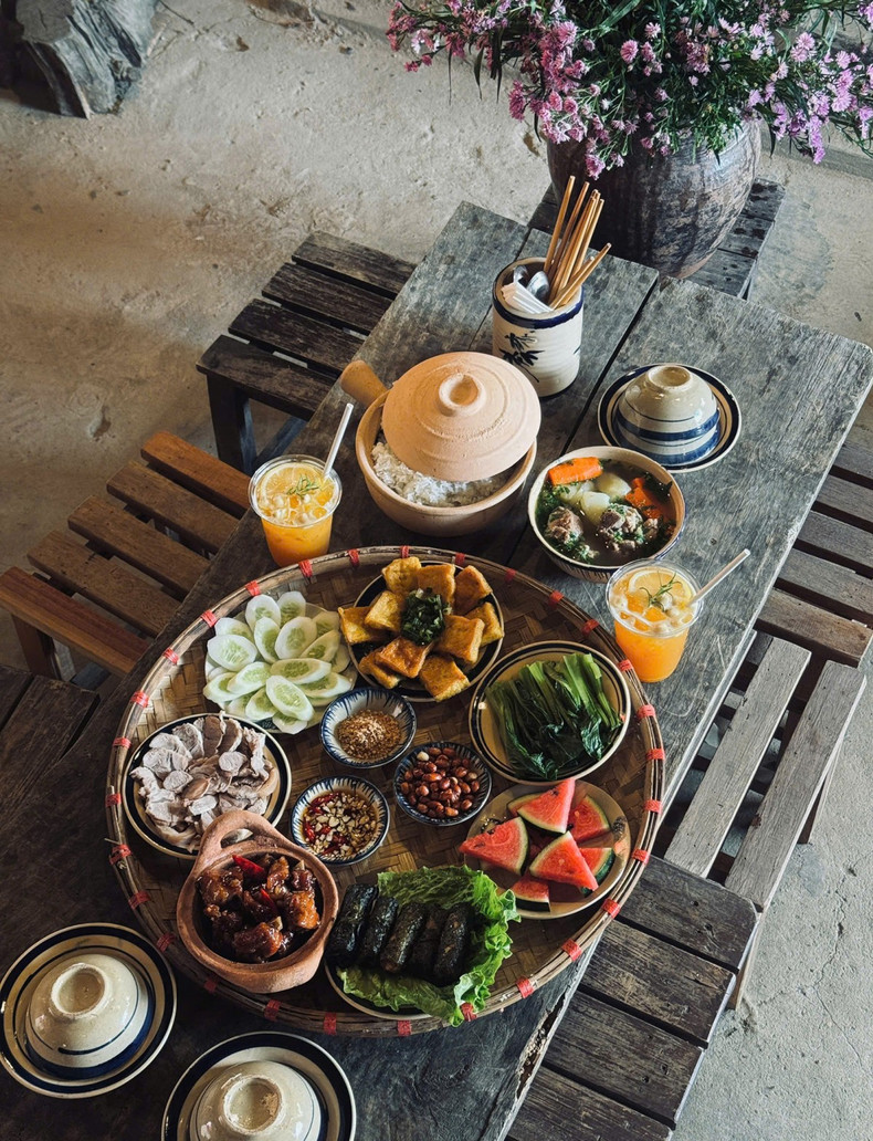 En plus d’explorer le paysage naturel immaculé, les touristes peuvent découvrir la vie locale et déguster de nombreux plats typiques du peuple H&apos;mong. Ils ont également l’occasion de visiter les collines de théiers Shan Tuyet vieux de plusieurs siècles, de découvrir la récolte et le brassage du thé avec les jeunes H&apos;Mong, et d’apprécier le goût sucré et l’odeur parfumée de ce thé. Photo : Thao Coffee