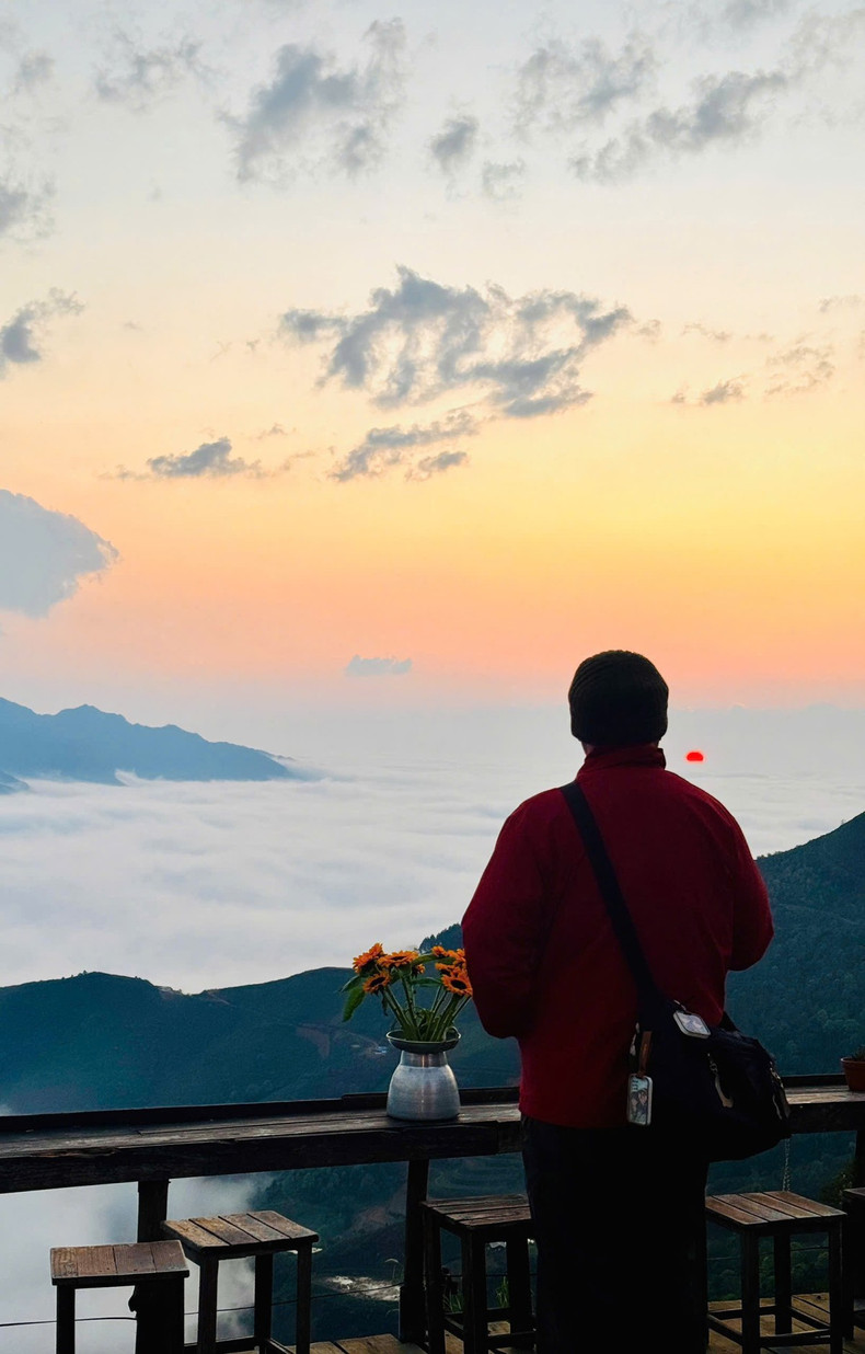 Chasser les nuages à Ta Xua est une aventure à ne pas manquer pour les amateurs de nature. Cependant, ce n’est pas une activité garantie à toute heure : les nuages jouent souvent à cache-cache avec les visiteurs. Ils peuvent apparaitre à l’aube, au crépuscule ou même au milieu de la journée, rendant chaque chasse unique et imprévisible. Photo : Thao Coffee