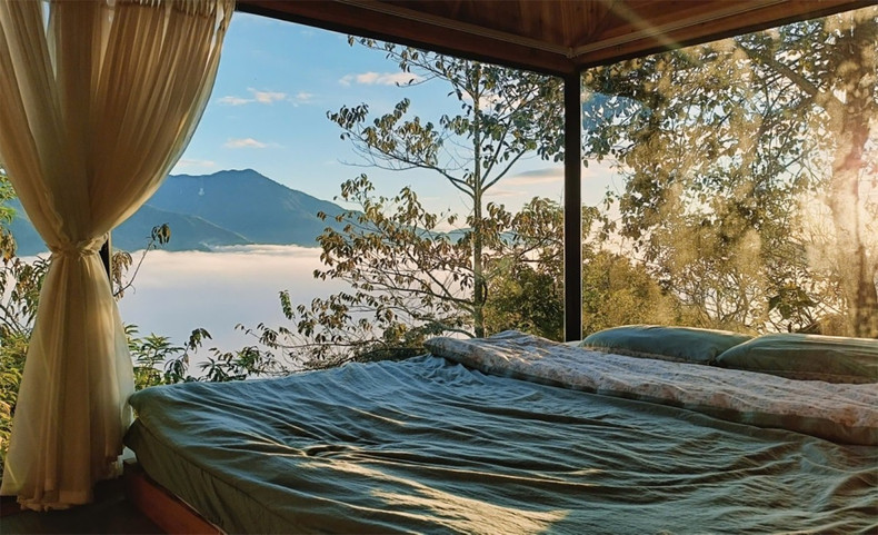 Autrefois célèbre pour ses plantations de thé shan et ses vergers de pommiers sauvages, Ta Xua est désormais reconnue pour ses tours de trekking et ses homestays authentiques qui permettent de découvrir la vie locale des habitants issus de l&apos;ethnie H&apos;Mong. Photo : Ta Xua Clouds Homestay