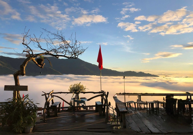 Situé à 2800 mètres d’altitude, Ta Xua, l’un des plus hauts sommets du Vietnam, se trouve dans le district de Bac Yen, province de Son La, à la frontière avec Tram Tau, Yen Bai, et à seulement 240 kilomètres de Hanoï. Connue pour son climat frais toute l’année, cette région est un lieu incontournable pour les chasseurs de nuages, particulièrement entre octobre et avril, période où elle attire de nombreux touristes en quête d’expériences uniques. Photo : Thuy Trang