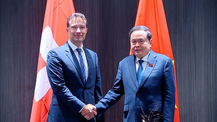 Le président de l’Assemblée nationale vietnamienne, Tran Thanh Man, et Andrea Caroni, président du Conseil des États suisse. Photo : VOV. Le président de l’Assemblée nationale vietnamienne, Tran Thanh Man, et Andrea Caroni, président du Conseil des États suisse. Photo : VOV.