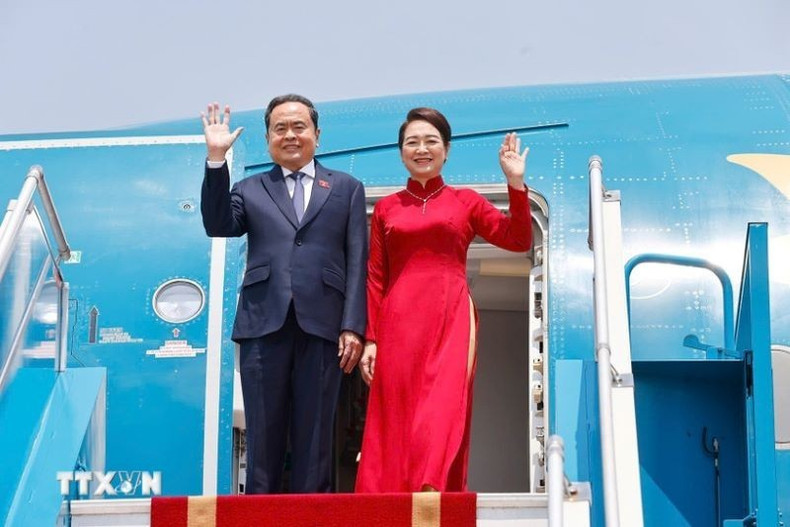 Le président de l’AN du Vietnam Trân Thanh Mân et son épouse Nguyên Thị Thanh Nga partent pour la Malaisie. Photo : VNA. Le président de l’AN du Vietnam Trân Thanh Mân et son épouse Nguyên Thị Thanh Nga partent pour la Malaisie. Photo : VNA.