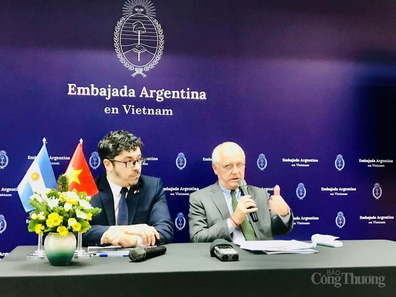 L’ambassadeur argentin au Vietnam, Marcos Antonio Bednarski (à droite), prend la parole lors du séminaire. Photo : congthuong.vn