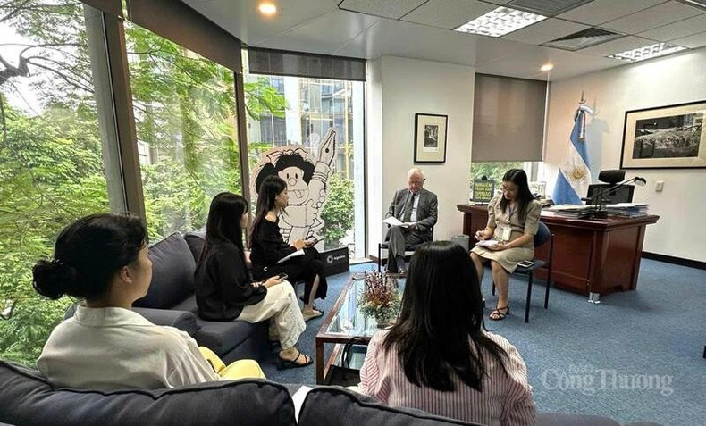 L&apos;ambassadeur Marcos Antonio Bednarski souligne le potentiel de coopération Vietnam – Argentine dans l&apos;économie, le commerce et l&apos;investissement. Photo : congthuong.vn