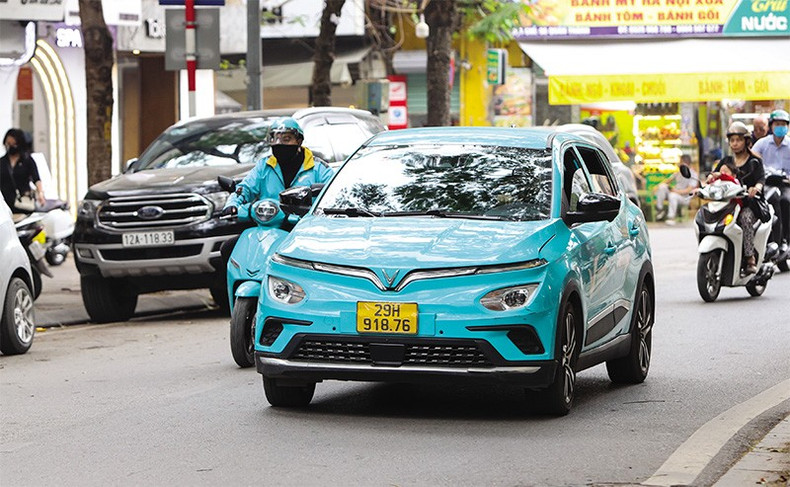 La société Xanh SM se distingue par la qualité de ses services, en proposant des voitures et motos neuves, propres et respectueuses de l’environnement. Photo : baodautu.vn xanh.jpg