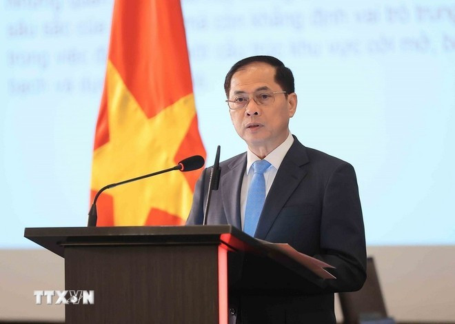 Le vice-Premier ministre et ministre des Affaires étrangères, Bui Thanh Son s'exprime lors de la réception en l'honneur du 30e anniversaire de l’adhésion du pays à l’Association des nations de l’Asie du Sud-Est (ASEAN) et le 58e anniversaire de la fondation du bloc régional. Photo: VNA Le vice-Premier ministre et ministre des Affaires étrangères, Bui Thanh Son s'exprime lors de la réception en l'honneur du 30e anniversaire de l’adhésion du pays à l’Association des nations de l’Asie du Sud-Est (ASEAN) et le 58e anniversaire de la fondation du bloc régional. Photo: VNA