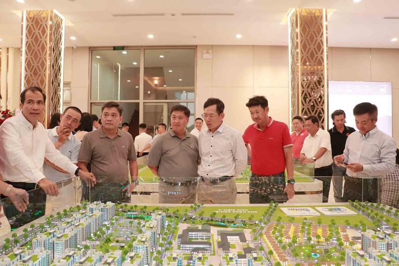 La zone industrielle de Ham Kiem II attire l’attention de nombreux investisseurs vietnamiens et étrangers dans des secteurs aussi variés que la fabrication des composants de trafic, l’industrie électronique, les matériaux de construction, les énergies renouvelables, l’agriculture de haute technologie, ou encore la transformation alimentaire. Photo : baodautu La zone industrielle de Ham Kiem II attire l’attention de nombreux investisseurs vietnamiens et étrangers dans des secteurs aussi variés que la fabrication des composants de trafic, l’industrie électronique, les matériaux de construction, les énergies renouvelables, l’agriculture de haute technologie, ou encore la transformation alimentaire. Photo : baodautu