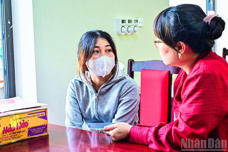 La délégation du journal Nhân Dân encourage les gens à surmonter les difficultés et à stabiliser rapidement leur vie. Photo : Bao Long/NDEL