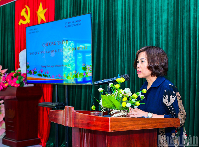 La présidente du syndicat du journal Nhân Dân, Tran Thi Kieu Thanh Binh, exprime sa sympathie aux habitants de Thai Nguyen pour les pertes causées par des catastrophes naturelles. Photo : Bao Long/NDEL
