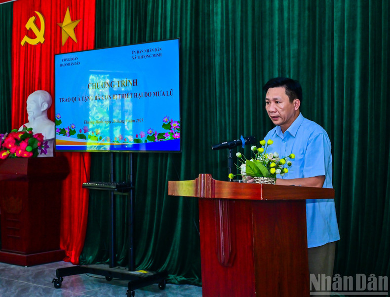 Le vice-président du Comité populaire de la commune de Thuong Minh, Ly Van Truong, remercie le syndicat du journal Nhân Dân pour son soutien accordé aux familles sinistrées. Photo : Bao Long/NDEL