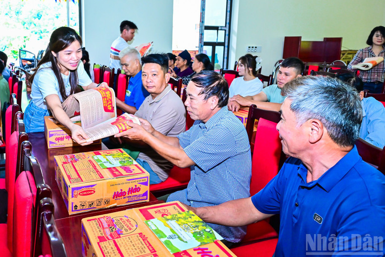 À cette occasion, les représentants du syndicat du journal Nhân Dân remettent des suppléments spéciaux commémorant le 80e anniversaire de la Fête nationale du 2 septembre à la population locale. Photo : Bao Long/NDEL